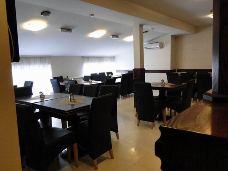 Happy Star Club Hotel Belgrade Restoran gambar
